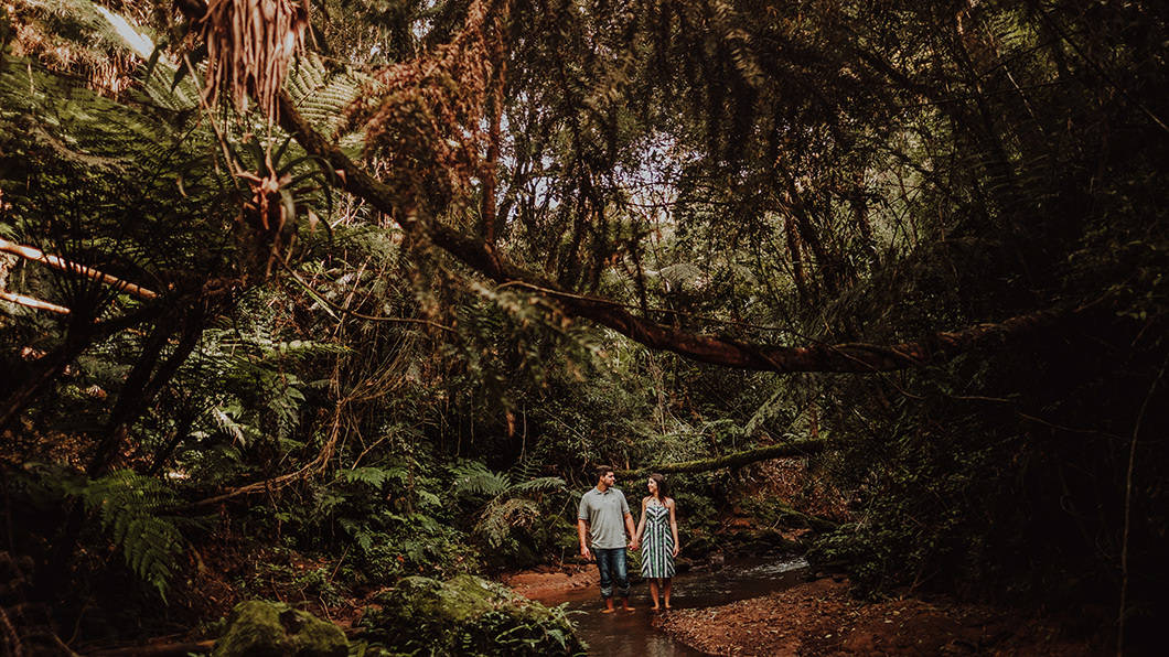 melhor fotografo de Casamentos de MAringá em ensaio pré wedding com estilo gringo feito na natureza 