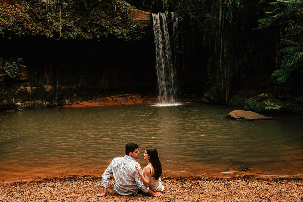 fotos incriveis de casal em uma cachoeira na região de Maua da Serra-PR 