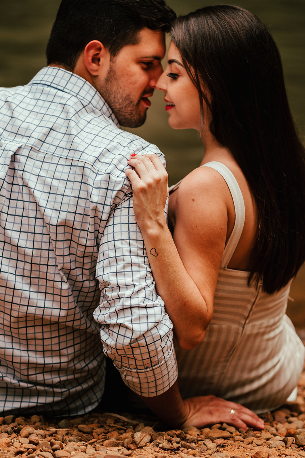 fotos de detalhes dos noivos feita durante ensaio de casal externo 