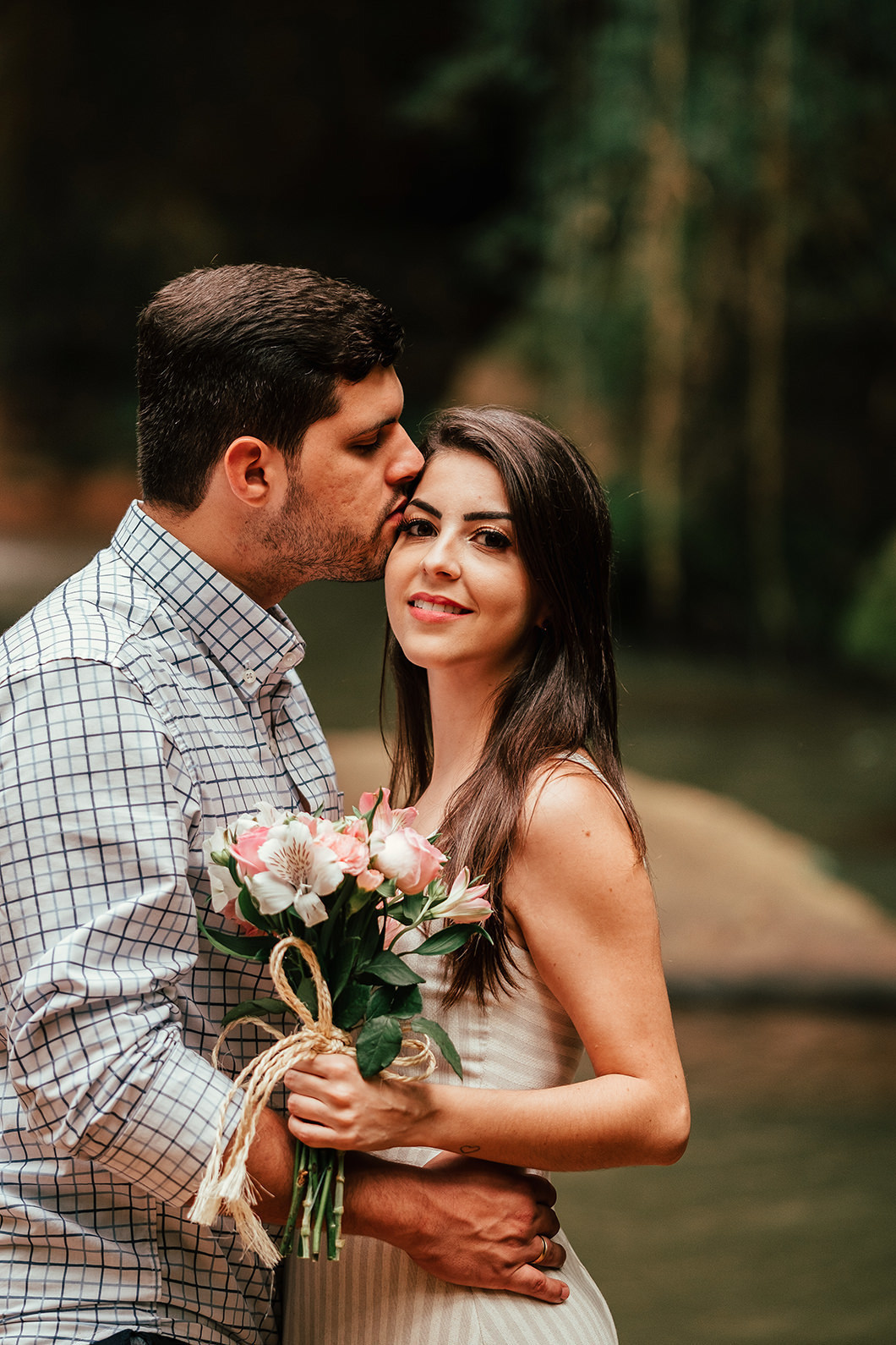 pré wedding com a noiva usando buque com fotos externas na natureza 