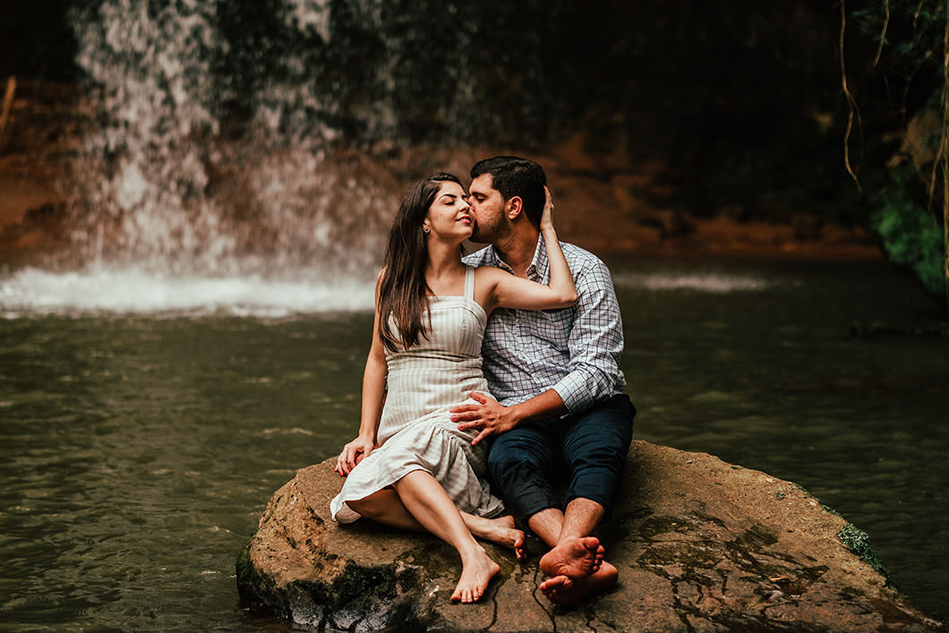 fotos de casal diferentes e romanticas ensaio feito antes do casamento 