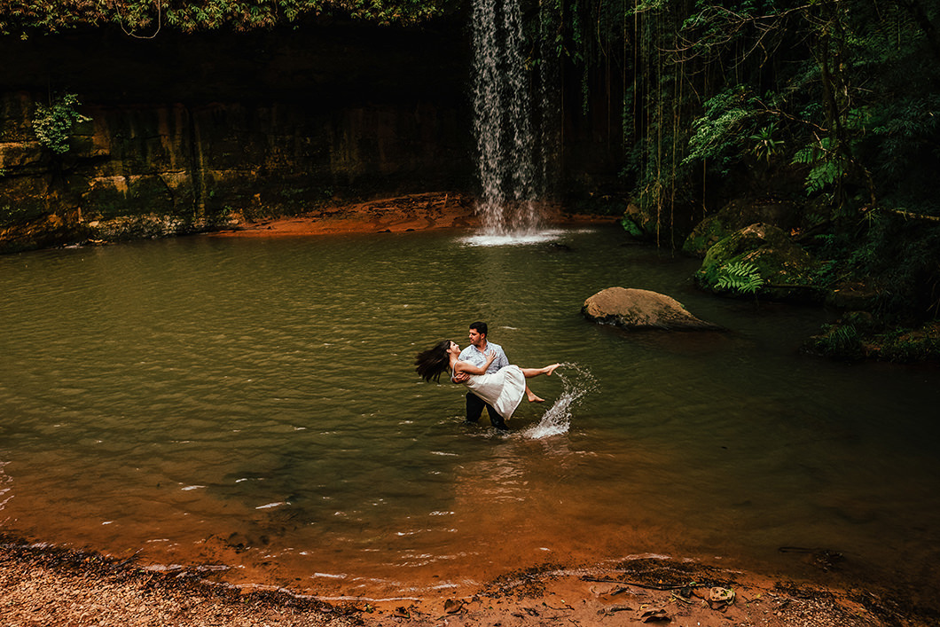fotos  de pré casamento espontâneas  em lugar externo Recanto Pinhão em Mauá da Serra  
