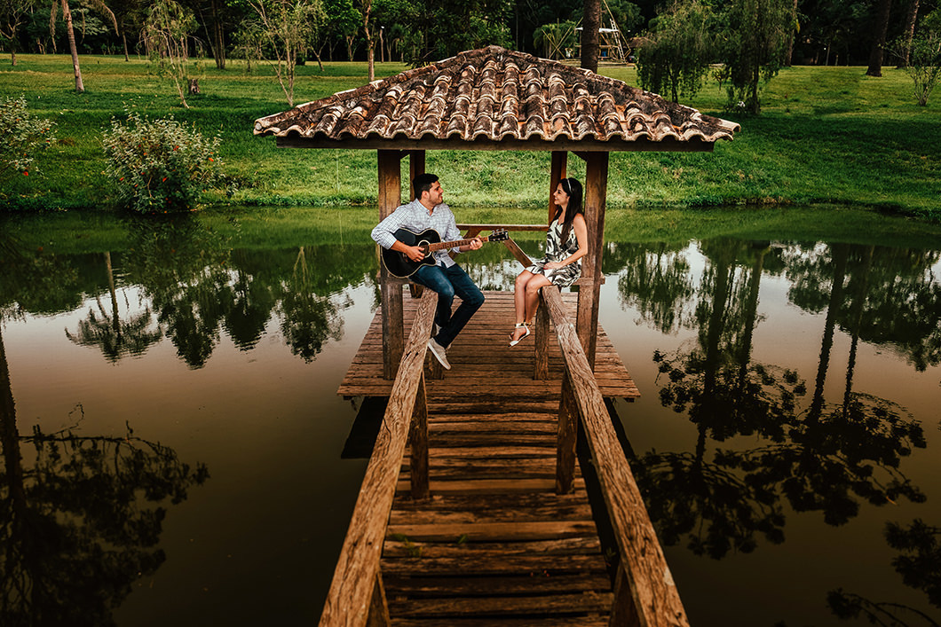 Ensaio Pré Wedding com fotos diferentes na NAtureza chácara para fotos em Mauá da Serra-PR 