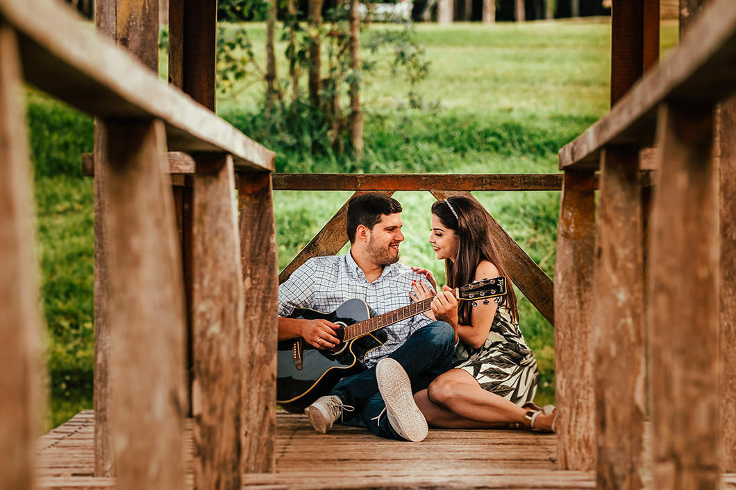 noivo tocando violão durante ensaio de casamento fotos diferentes para pré casamento 