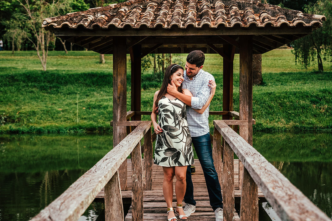 lindo ensaio de casal com fotos românticas por fotografo de Casamentos de Maringá-PR 