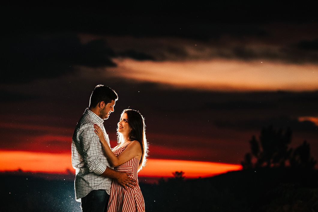 ensaio de casal na natureza com por do Sol lindo em serras do PAraná 