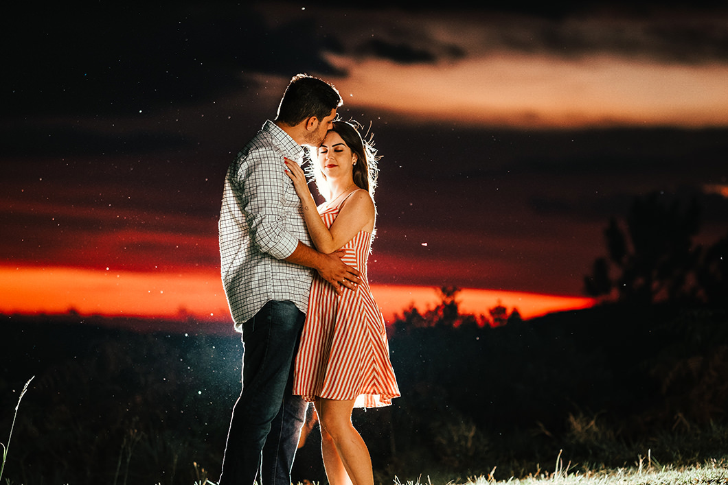 fotos de book de casal externas com por do sol incrivel em Morro das Antenas 