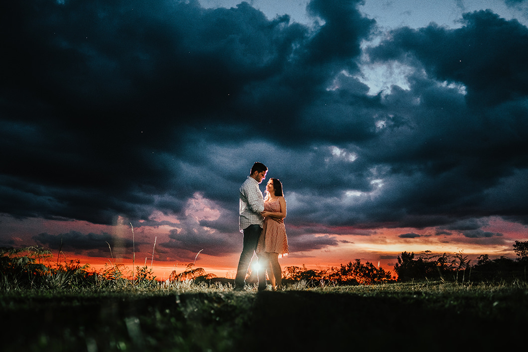 fotos para pre wedding com por do sol lindo em morro das antenas foto de Rickardo Andrade 