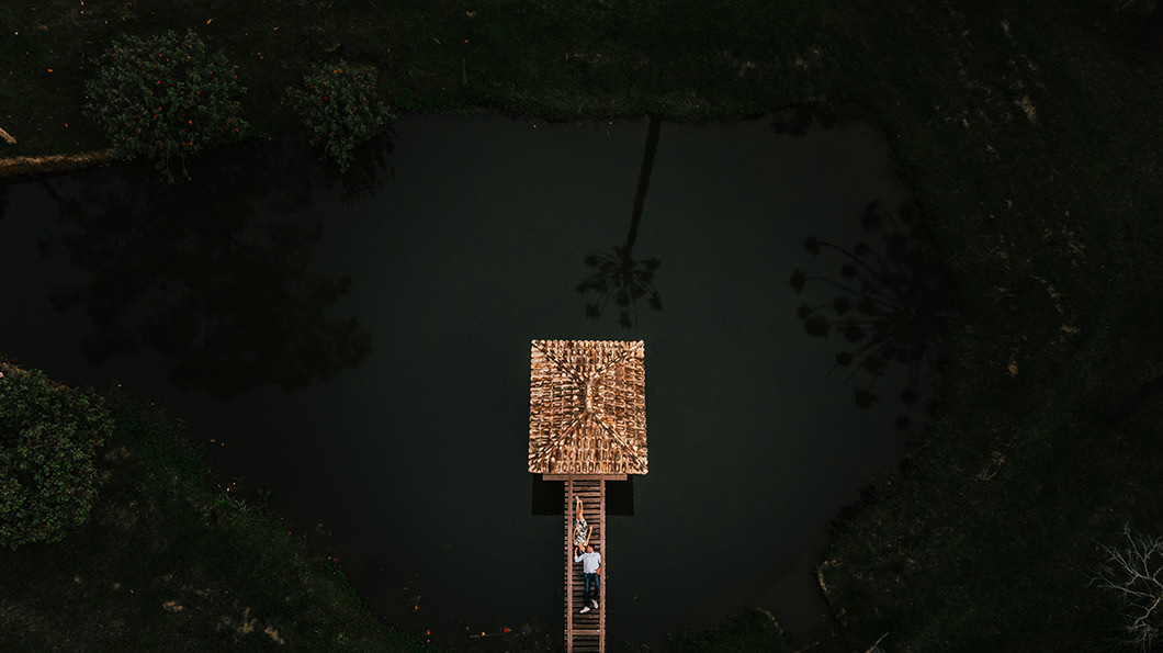 fotos externas de casal com fotos de cima com drone 