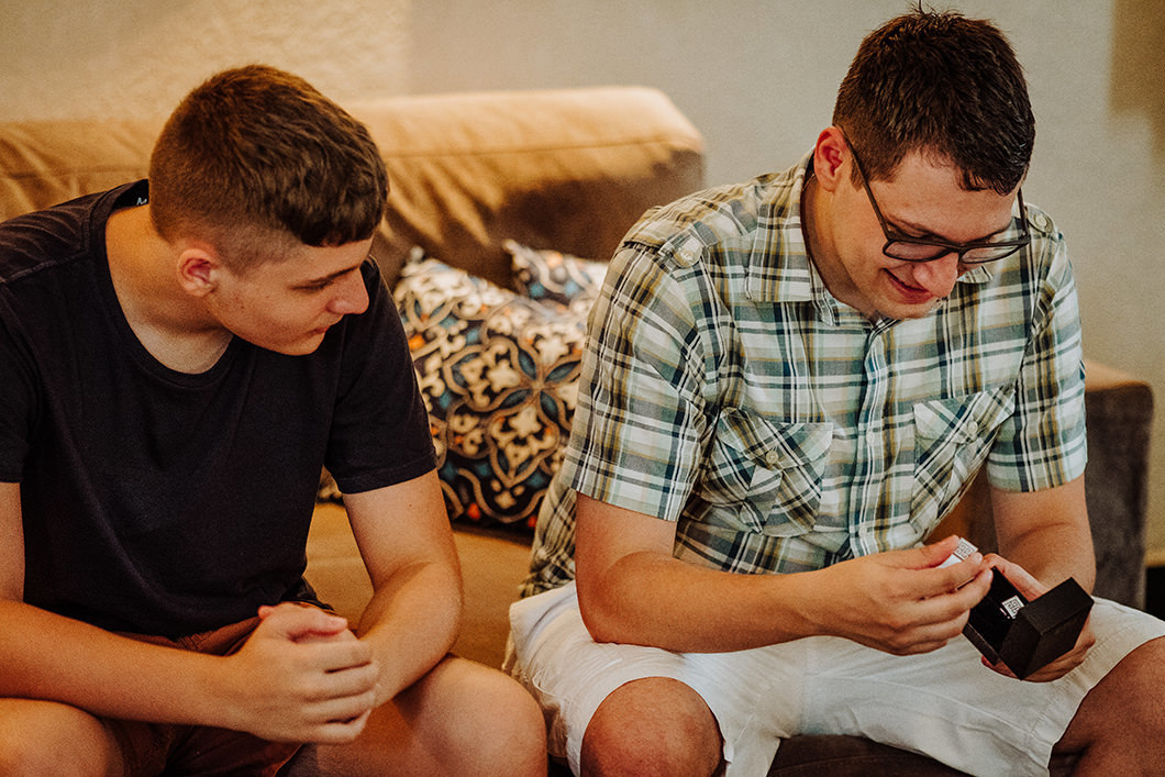noivo recendo presente da noiva no making of do casamento 