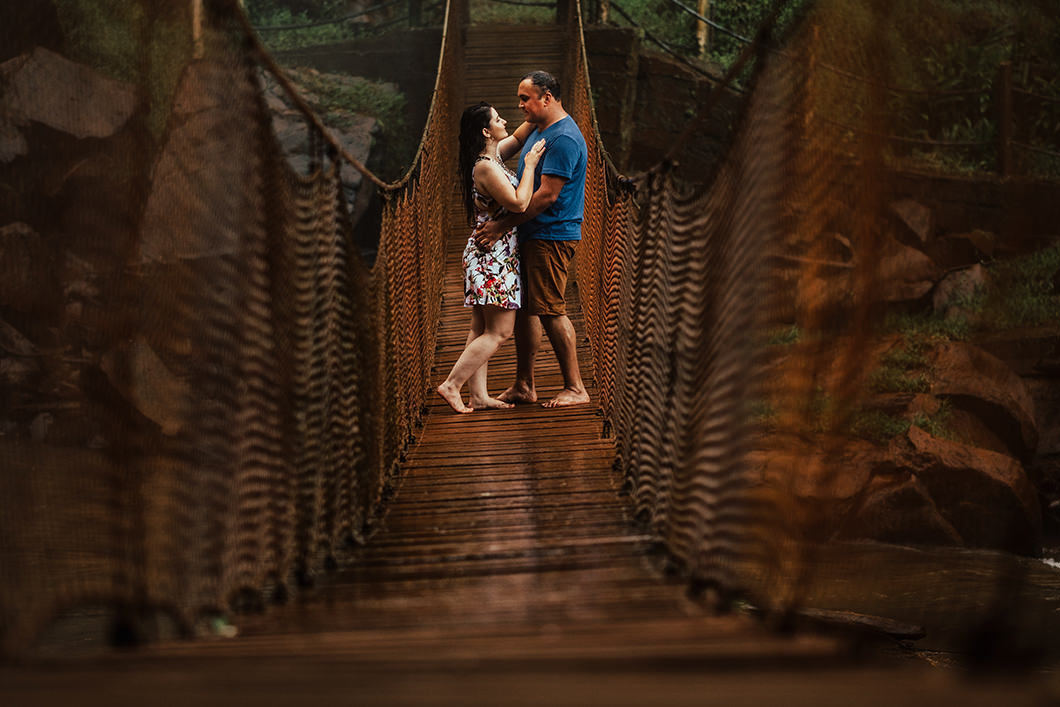 fotos de casal para ensaio pré wedding em uma linda ponte 