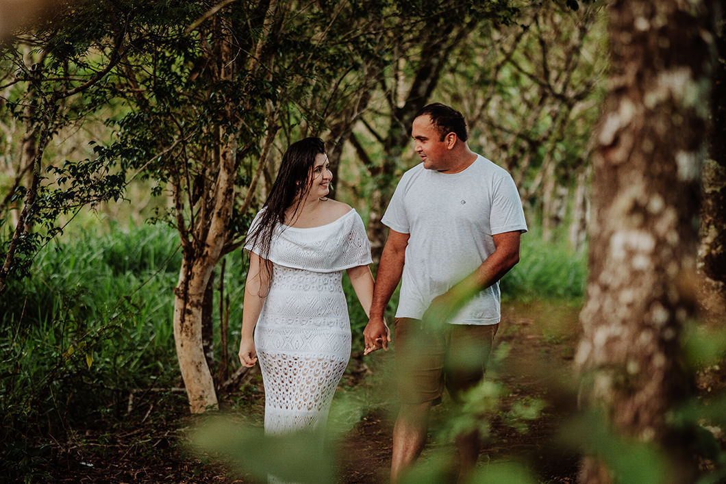 ensaio pre wedding com fotos espontâneas em um parque com cachoeira em Ariranha-PR 