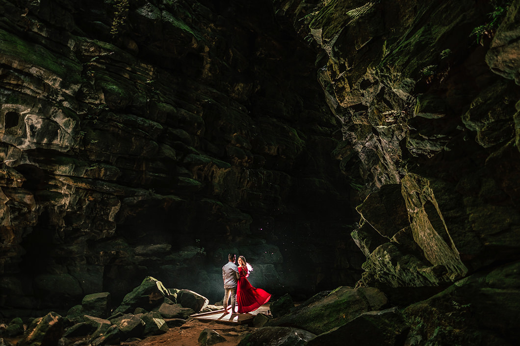 cenário incrivel da natureza para ensaio pré casamento cachoeira com gruta em Ponta Grossa-PR 