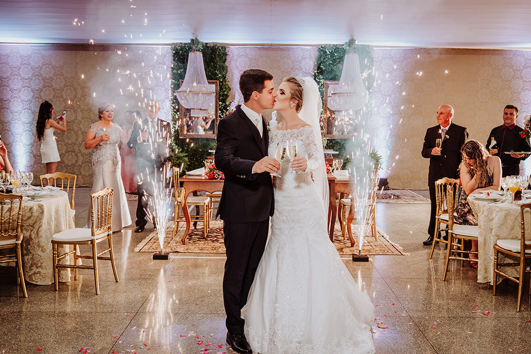 foto tradicional dos noivos fazendo brinde com champagnhe 
