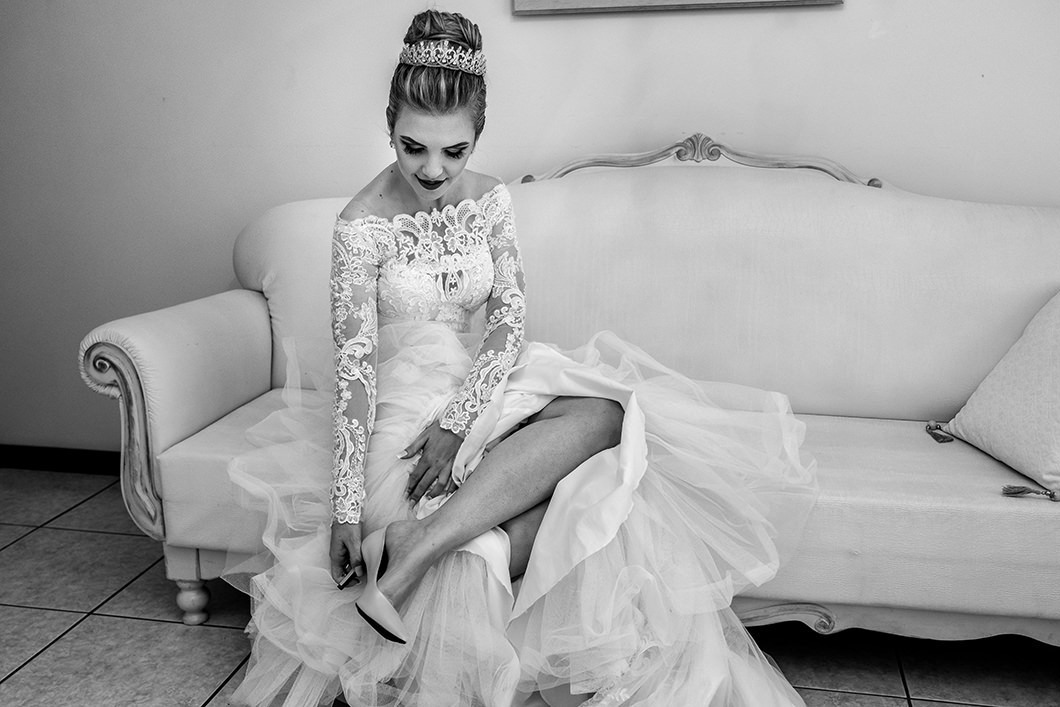 fotojornalismo em fotografia de Casamento fotos da noiva se arrumando  no dia da noiva 