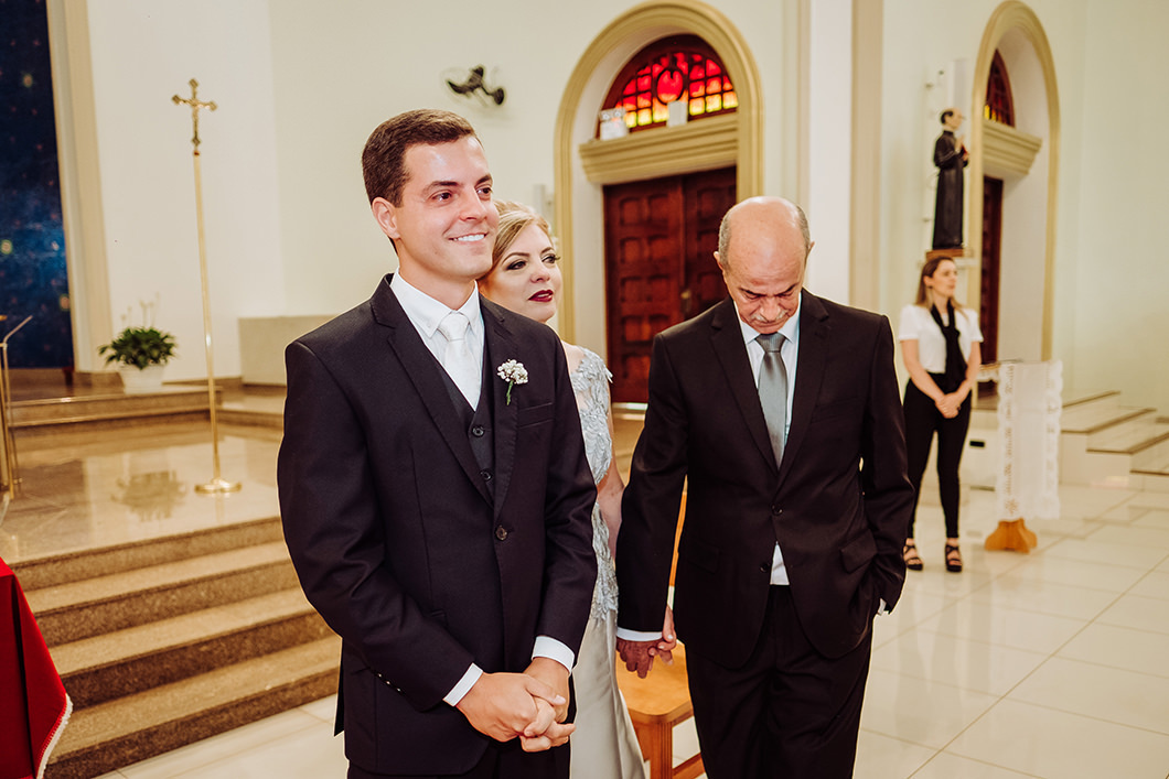 noivo chorando ao ver a noiva na igreja 