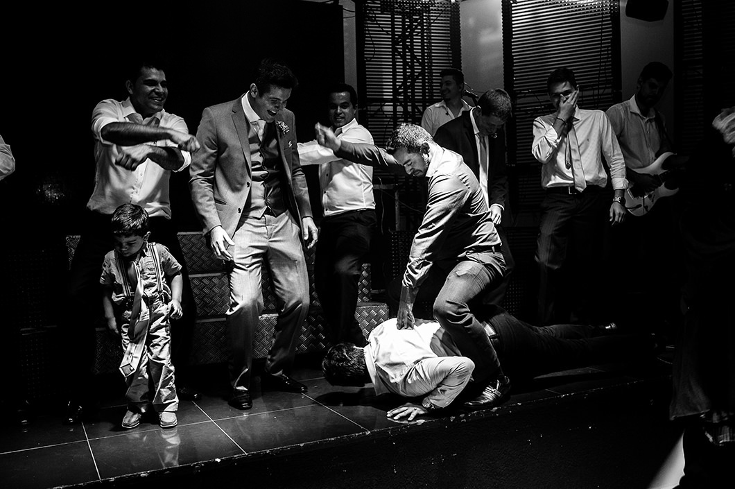 noivo dançando no palco com padrinhos 