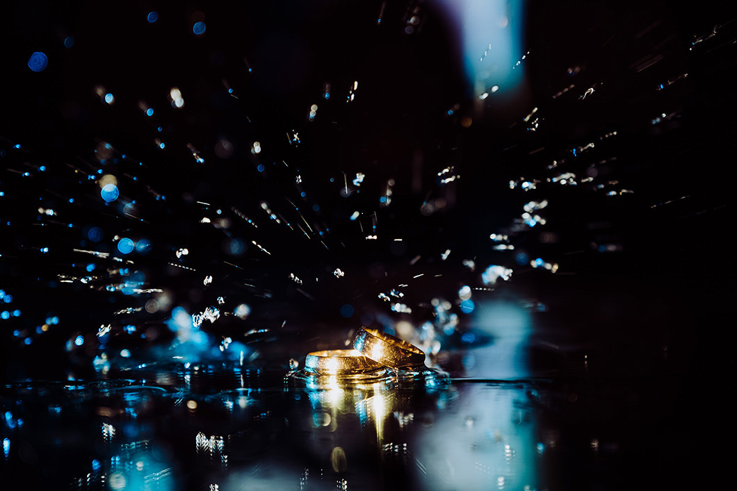 foto linda e diferente das alianças de casamento 