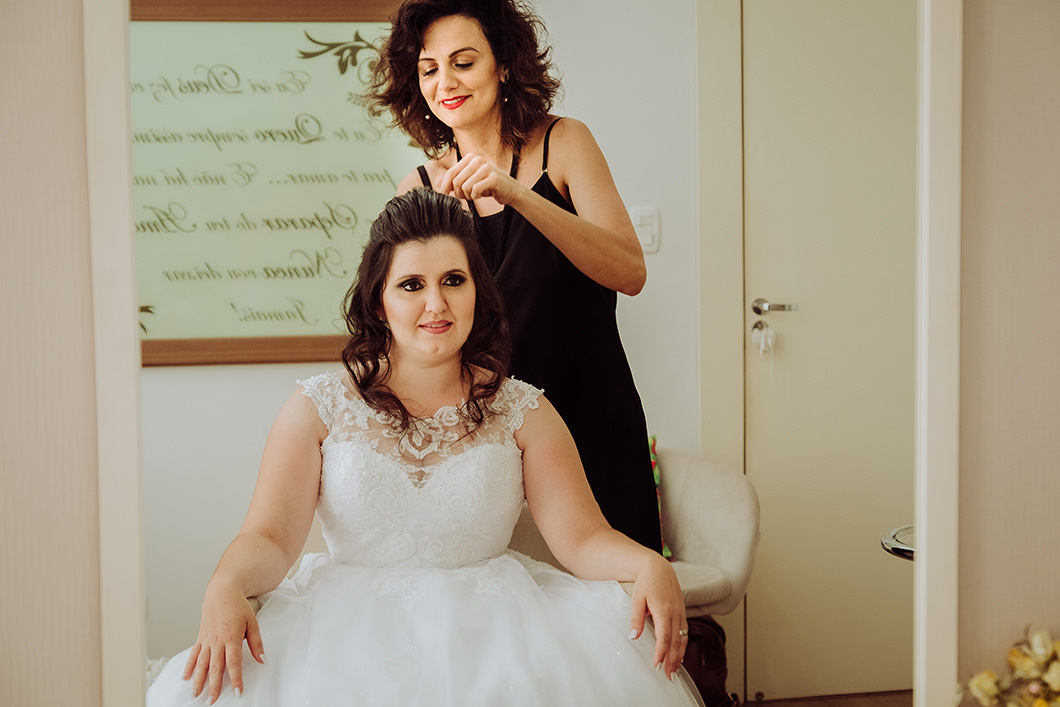 noiva fazendo penteado para o casamento em dia da noiva em Salão de Beleza de Jandaia do Sul 