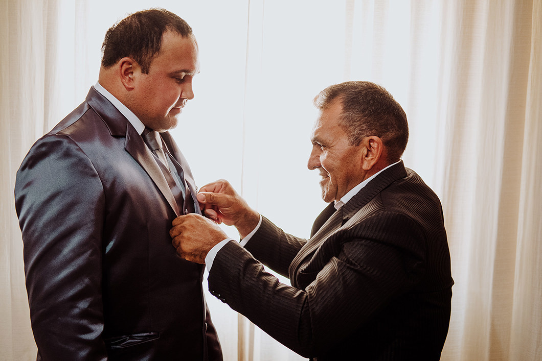 making of do noivo re trocando  com a  ajuda do pai 