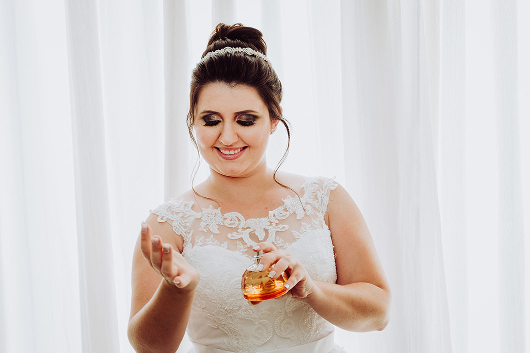 noiva passando perfume no dia da noiva salao Peniel em Jandaia do Sul-PR 