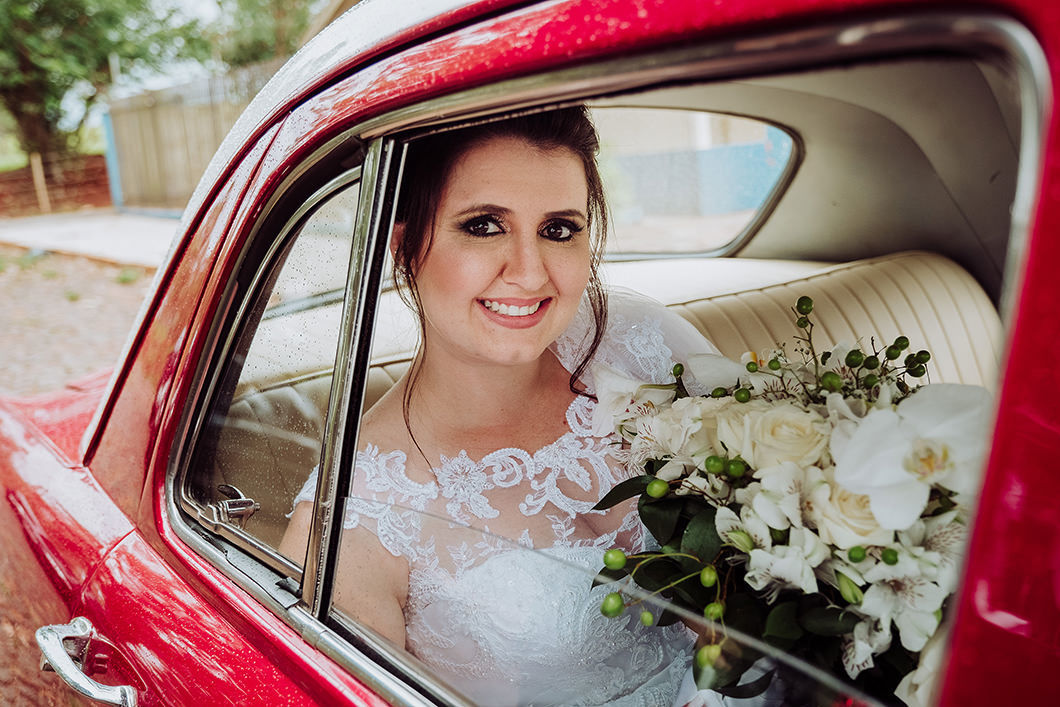 noiva aguardando no carro antigo vermelho da empresa Me Leva de Maringá 