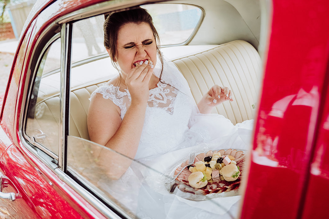 noivo comendo no carro fotos divertidas e diferentes de casamento em São Pedro do Ivaí 