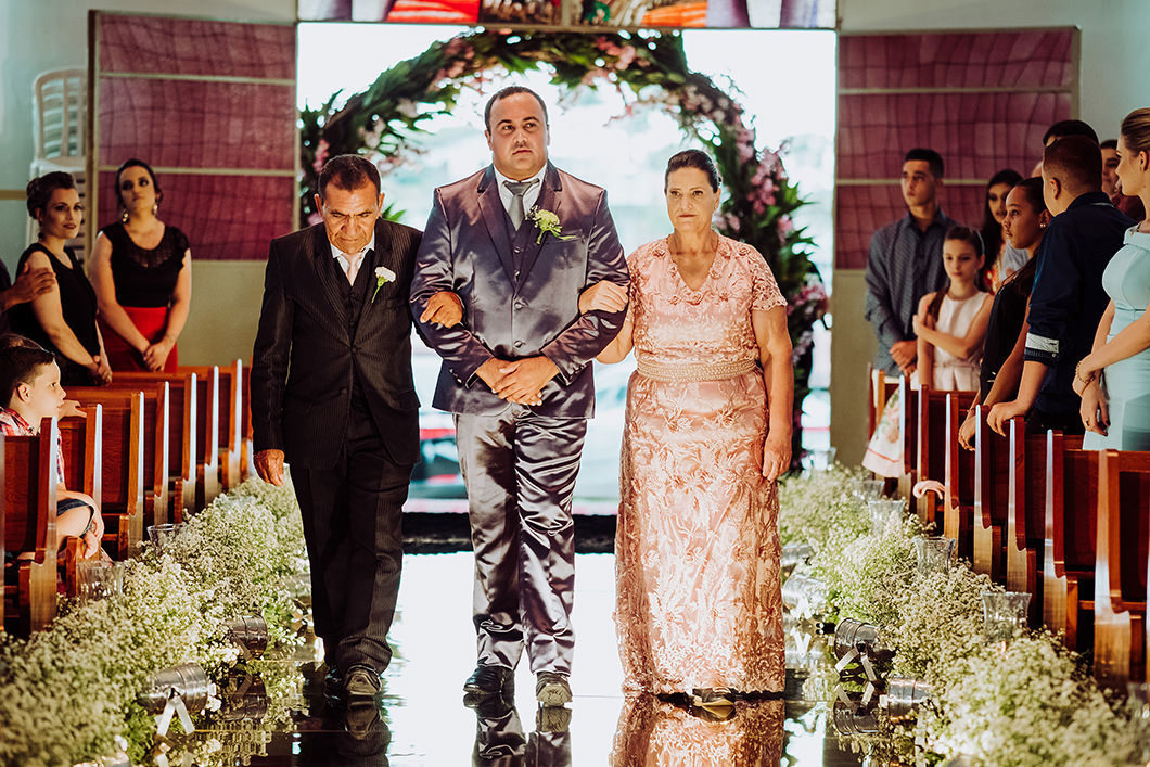 entrada do noivo na igreja com os pais casamento em São Pedro do Ivaí 