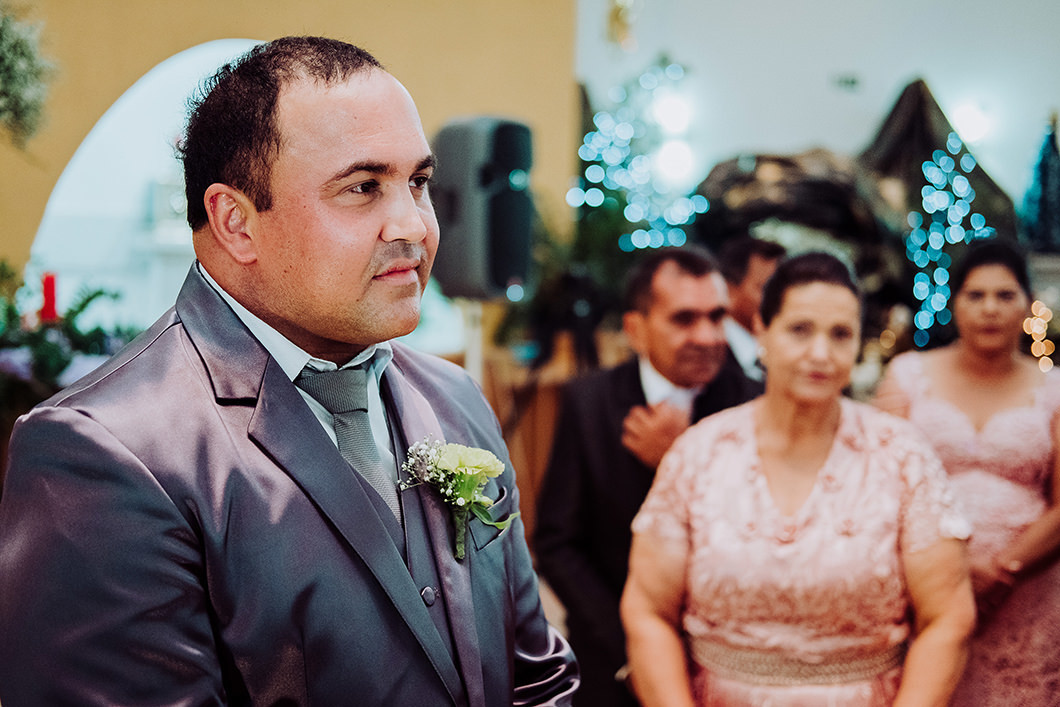 noivo esperando a noiva no altar de casamento catolico 