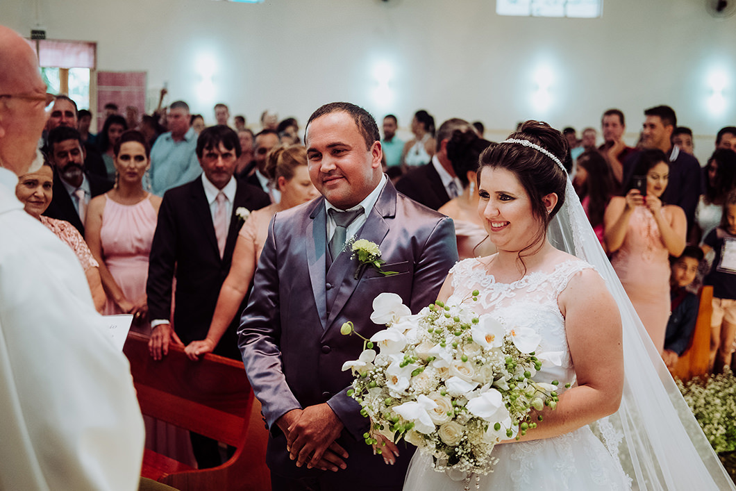 noivos Amanda e Hélio no altar da   Igreja São Pedro Apóstolo de São Pedro do Ivaí-PR