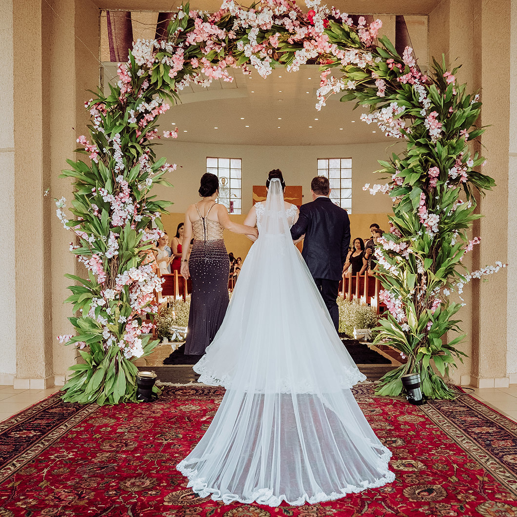 entrada da noiva na igreja corredor decorado com arco de flores da Maringá Decorações 