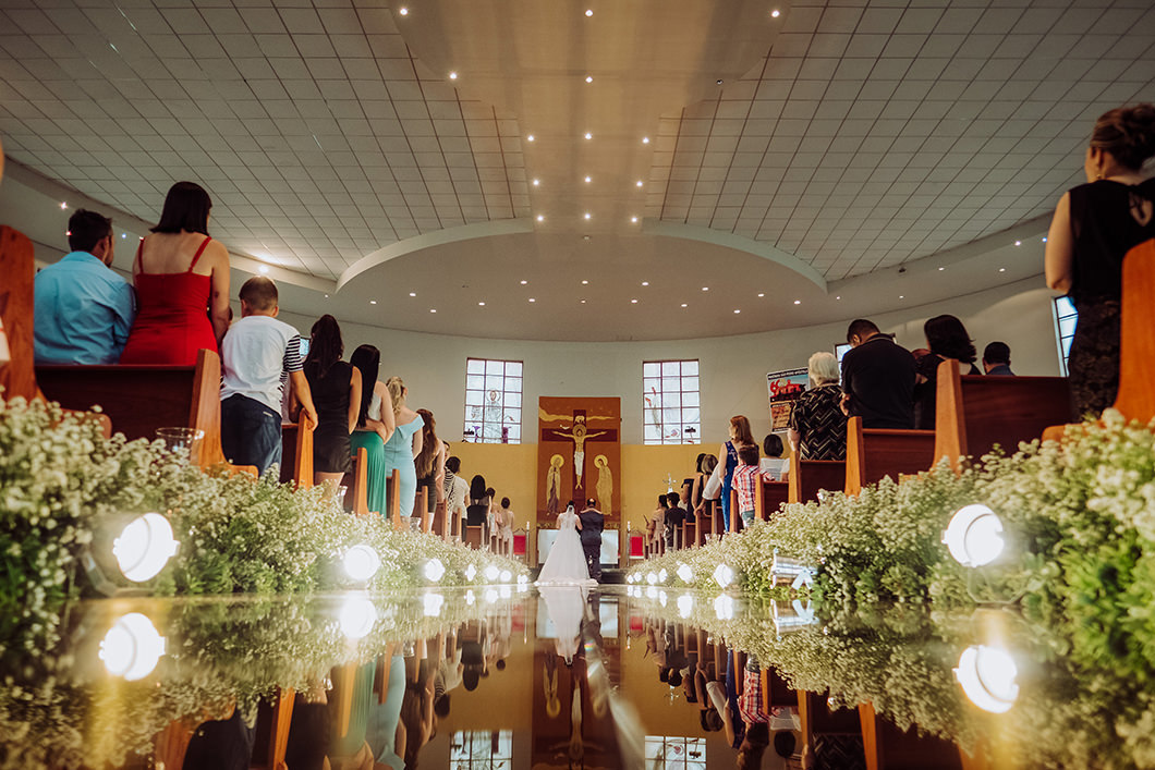 corredor de igreja bom iluminado com corredor de espelhos Maringá Decorações 