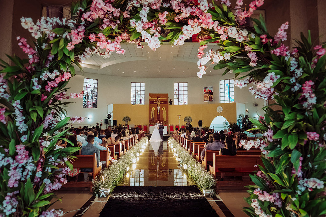 linda decoração de casamento com arco de flores na Igreja São Pedro Apóstolo de São Pedro do Ivaí-PR