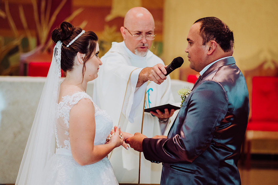 fotos de casamento no paraná, troca de alianças no altar da igreja catolica 