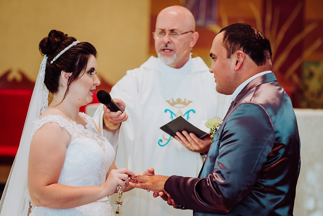 noivos Amanda Vidal e he´lio trocando alianças no altar 