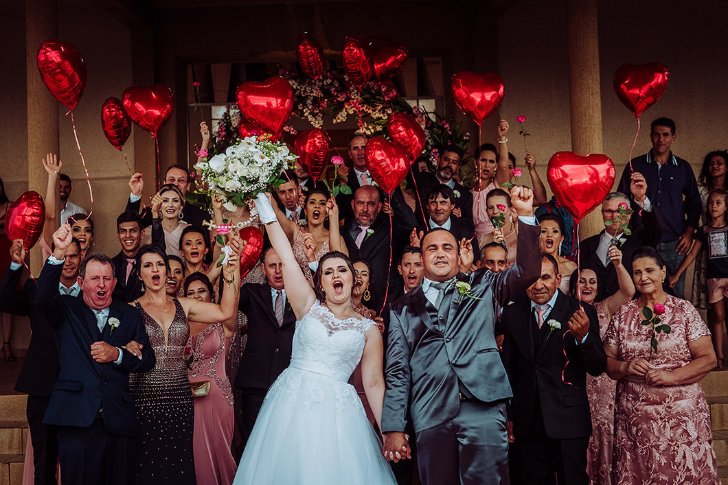 saida dos noivos da igreja com padrinhos segurando balões de coração na Igreja São Pedro Apóstolo de São Pedro do Ivaí-PR