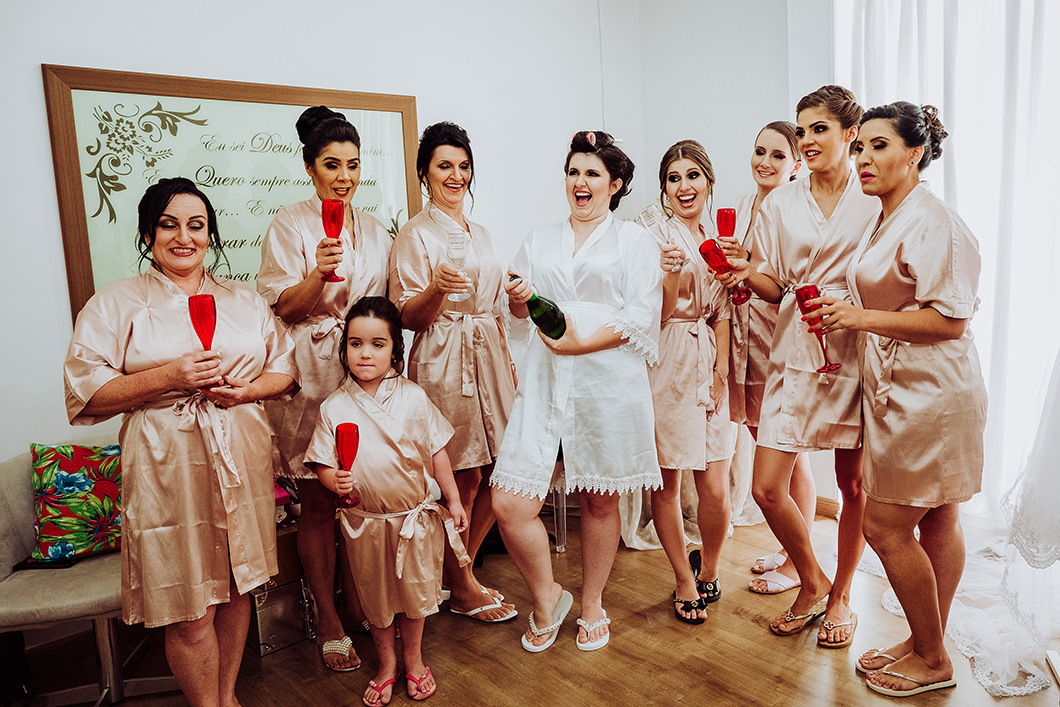 noiva brindando com madrinhas em seu dia da noiva em Jandaia-PR 