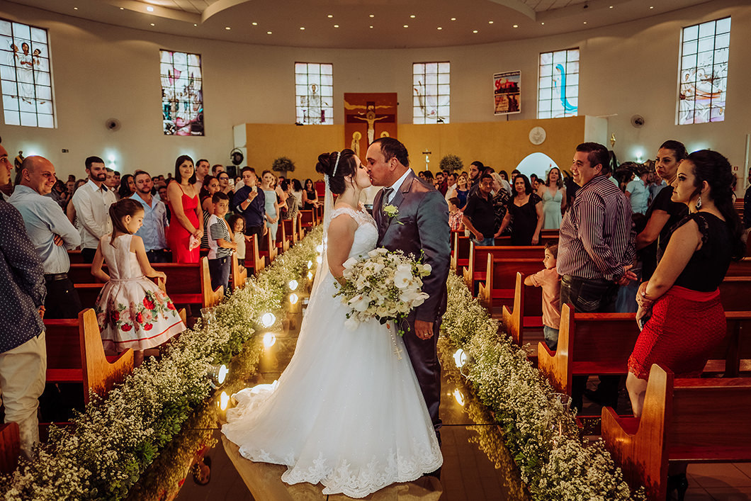 beijo doso noivos Amanda Vidal e Hélio em Igreja São Pedro Apóstolo de São Pedro do Ivaí-PR