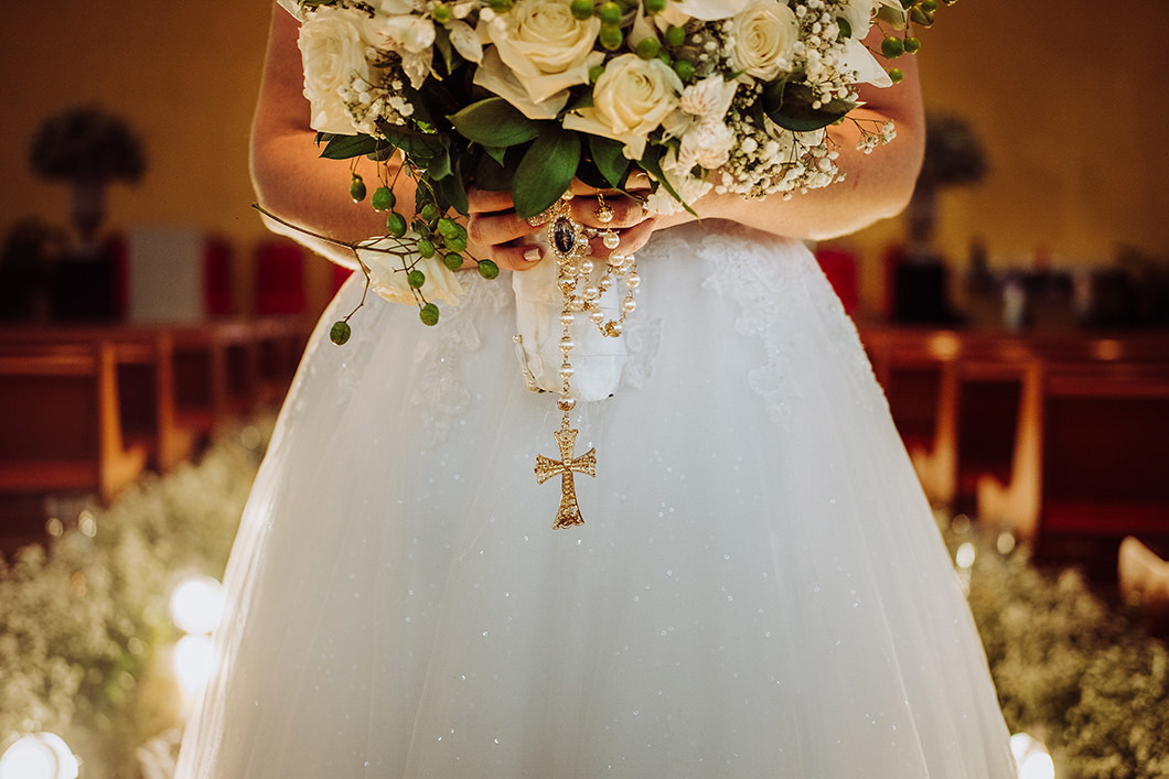 fotos de casamento detalhes do buque e rosario da noiva 