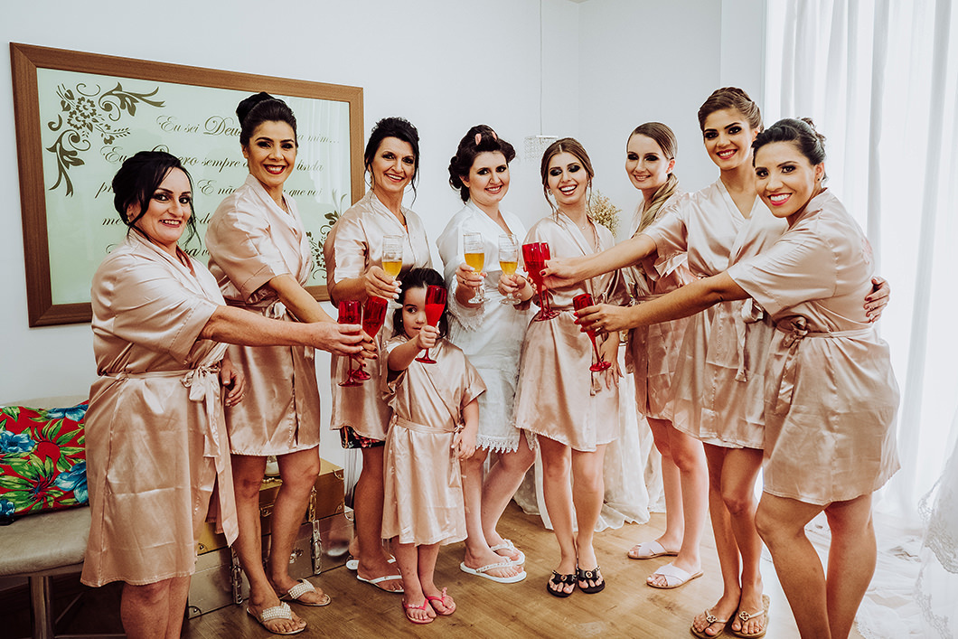 brinde da noiva com madrinhas no dia da noiva no salao de beleza Peniel em Jandaia do Sul-PR 