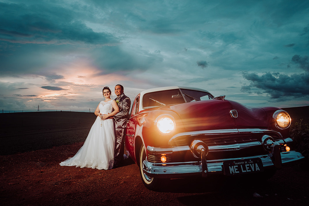 lindas fotos dos noivos com carro da noiva antigo  empresa me leva 