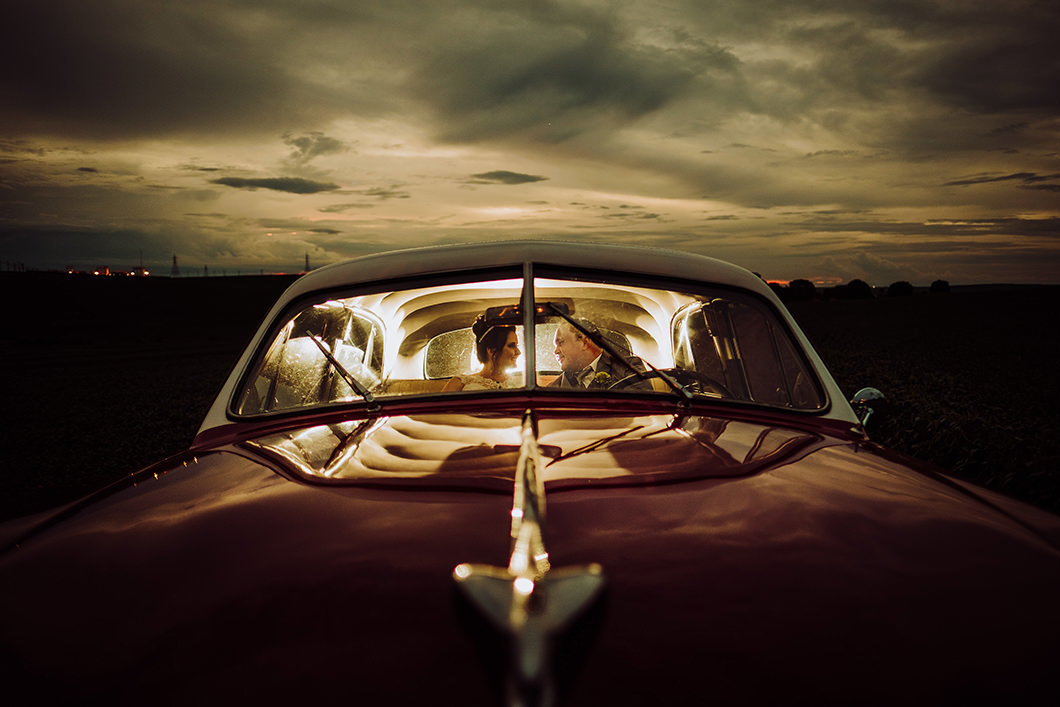 retrato dos noivos em carro da noiva antigo empresa me leva de maringá-PR 