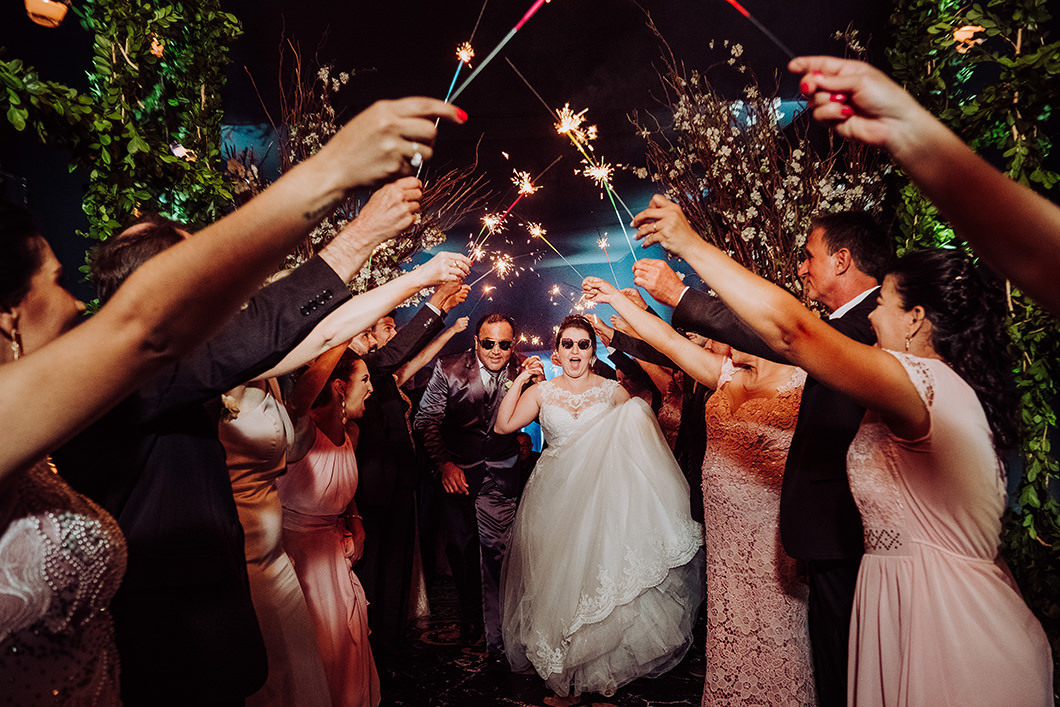 noivos faz entrada  na festa de casamento, entrada com sparkles casamento em São pedro do Ivai-PR 