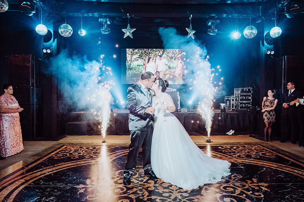 brinde dos noivos na pista de dança bem iluminada de casamento 