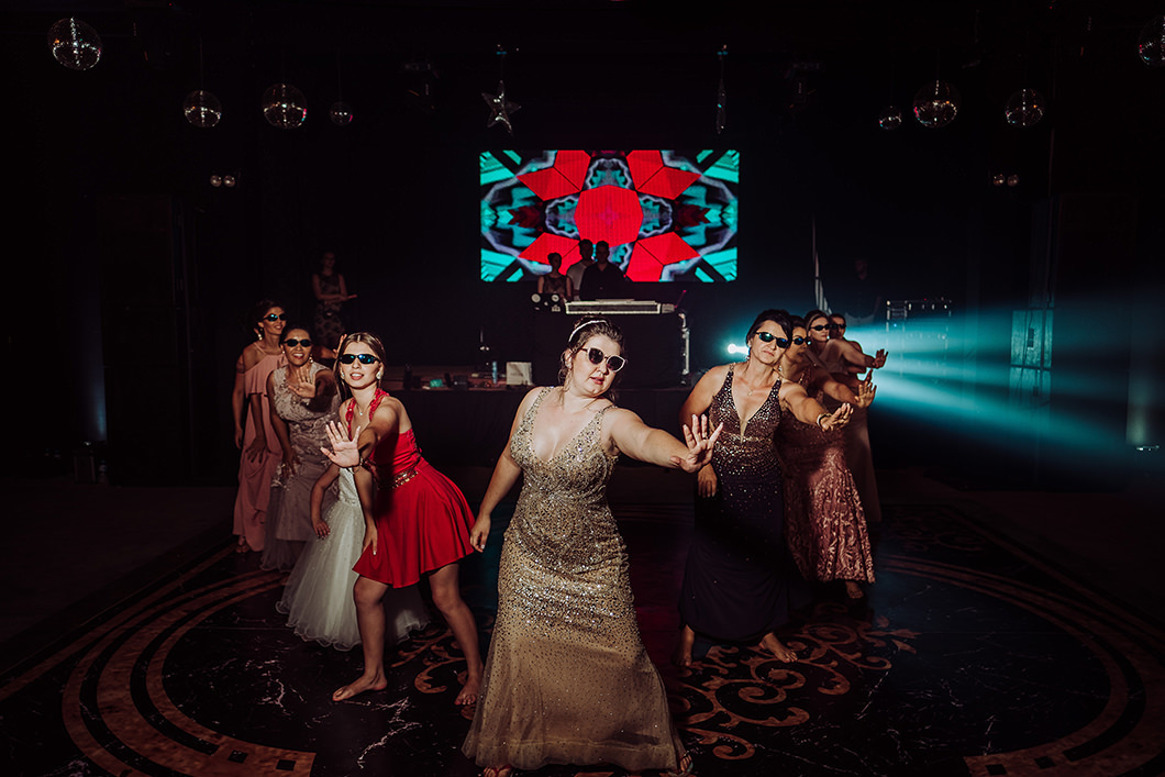 dança animada miz de musicas noiva dançando com as madrinhas 