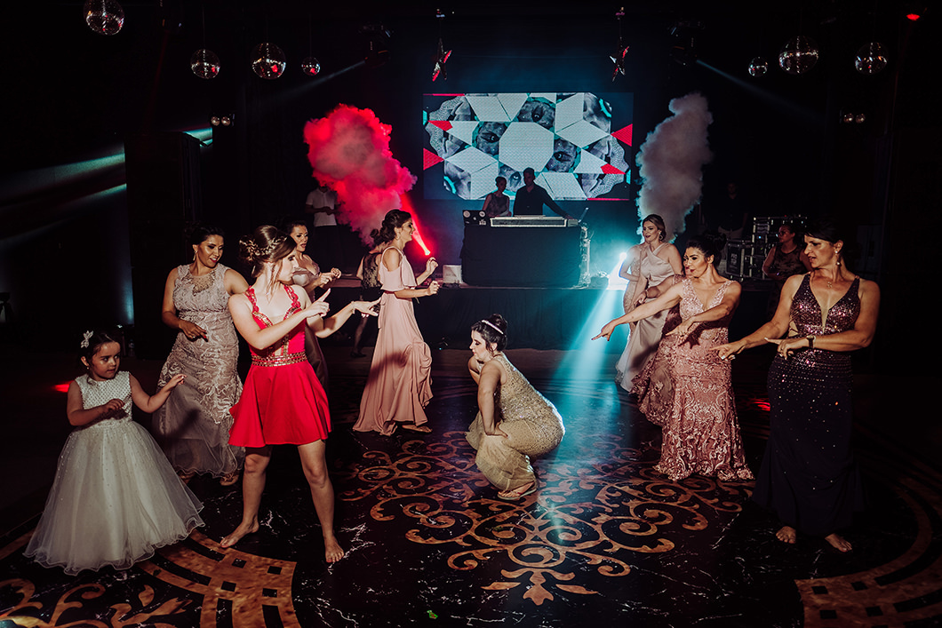 noiva dançando com as madrinhas em sua balada de casamento 