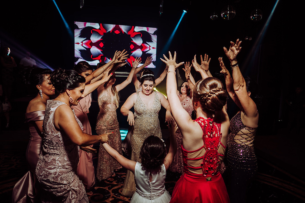 dança ensaiada da noiva com suas madrinhas em casamento em São Pedro do Ivaí-PR