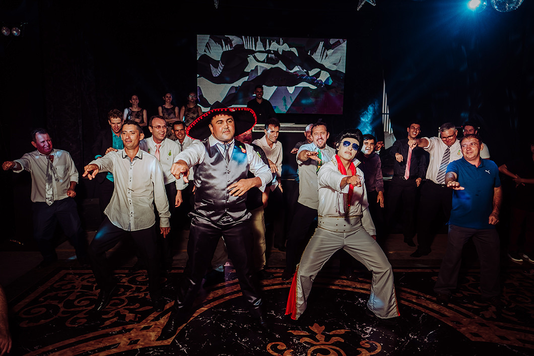noivo dançando com padrinhos em festa de casamento fotos de Rickardo Andrade 