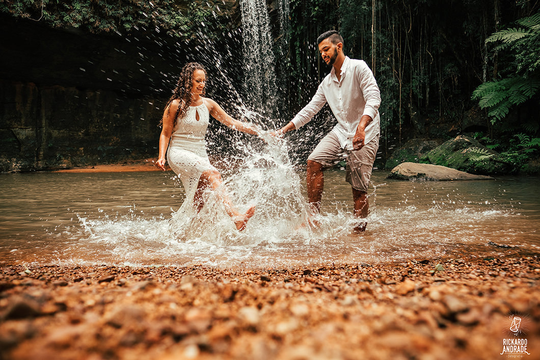 ensaio pre casamento com fotos divertidas e diferentes por fotografo de casamentos em Maringá-PR