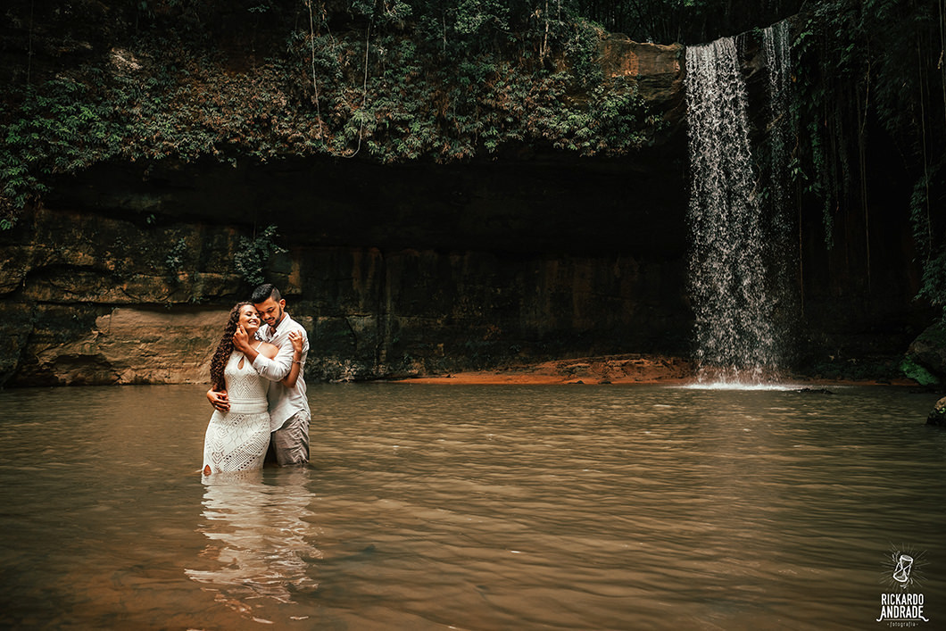 ensaio de casal na natureza recanto com cachoeira 
